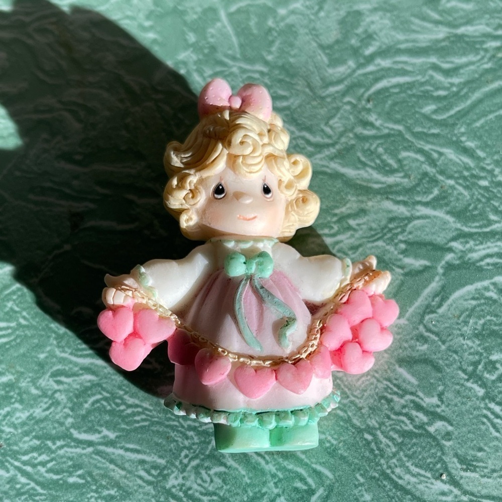 Vintage Precious Moments Brooch Pin Heart Garland Blonde Girl Dress